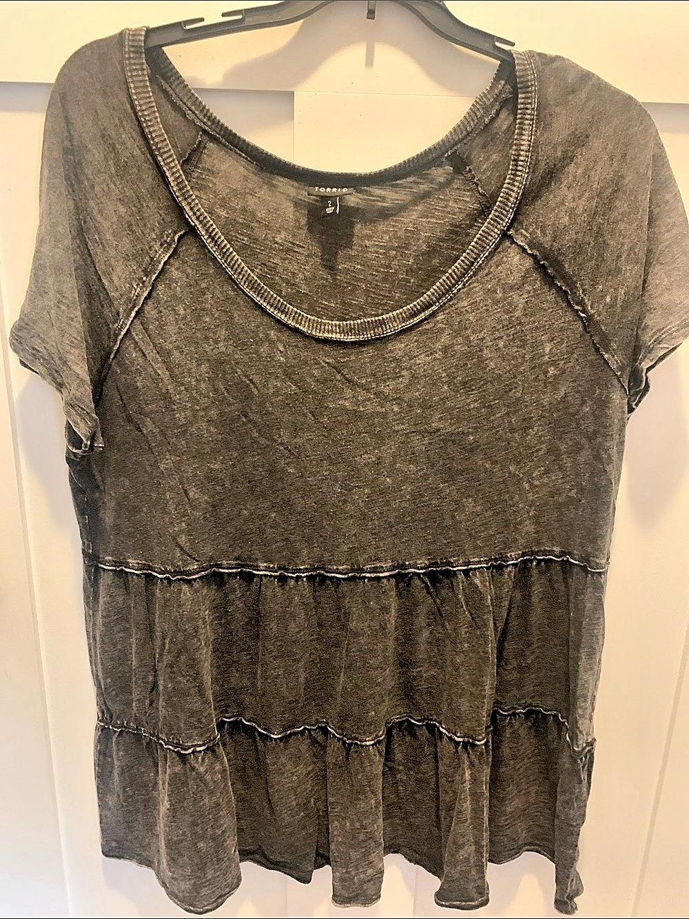 TORRID Distressed Tiered Short Sleeve Top Gray Size 2